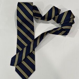 Men's BROOKS BROTHERS classic neck tie.‎